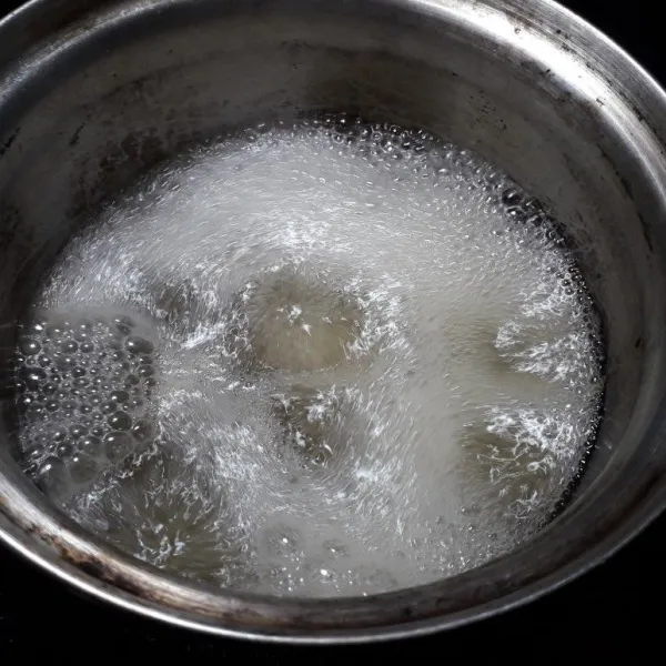Didihkan kaldu udang, kaldu udang dibuat dari rebusan limbah udang dan bawang putih geprek