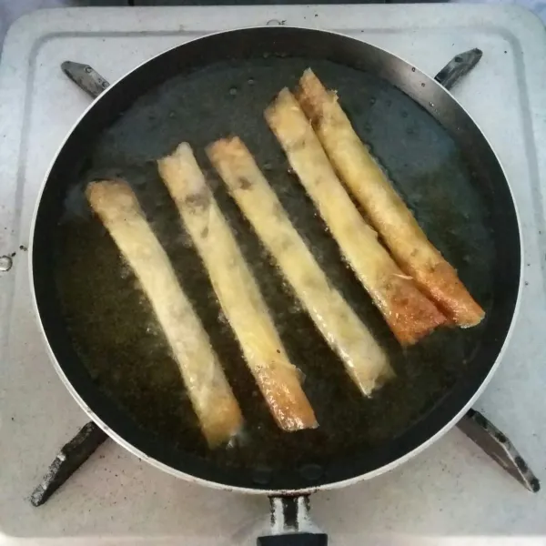 Panaskan minyak, goreng roll tape hingga matang kecoklatan kemudian tiriskan.