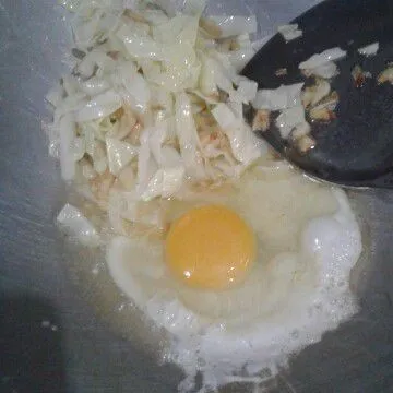Masuk kan kol, tumis sampai layu, pinggirkan tambahkan telur lalu orak arik
