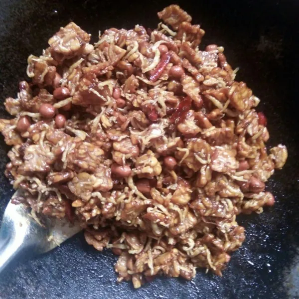 Masukkan bahan-bahan yang sudah digoreng aduk rata.