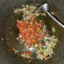 Lalu masukan tomat yang sudah diiris dan aduk sampai merata