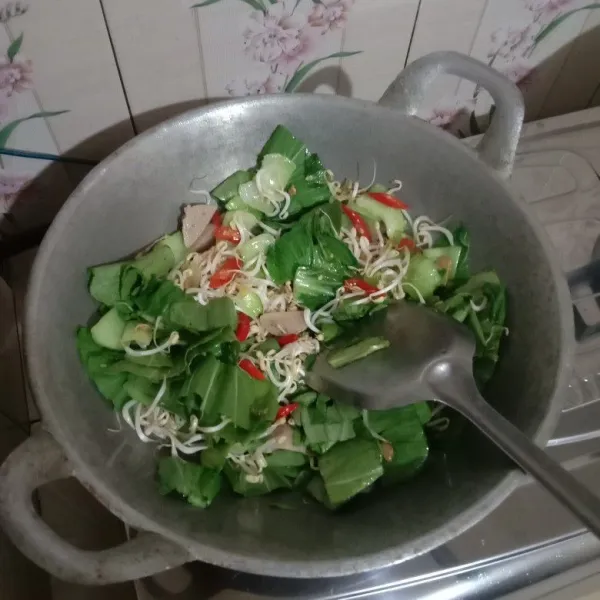 Masukkan tauge, bakso dan daun pokcoy masak hingga layu