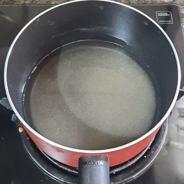 Untuk membuat simple syrup, masak air dan gula pasir hingga mendidih sambil sesekali diaduk