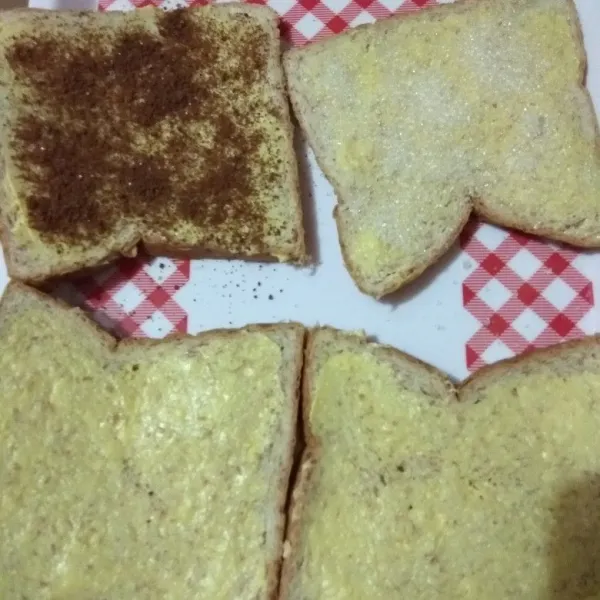 Tabur dengan gula atau isian lain sesuai selera