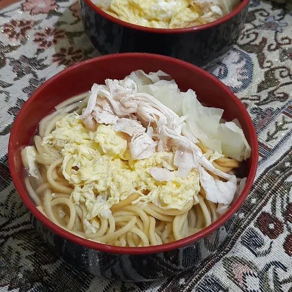 Tuang kuah sabut telur, tambahkan kubis rebus dan daging ayam suwir. Sajikan hangat