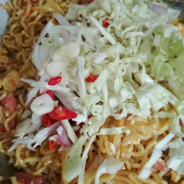 Tambahkan potongan kubis masak sebentar, angkat dan sajikan dengan taburan bawang goreng