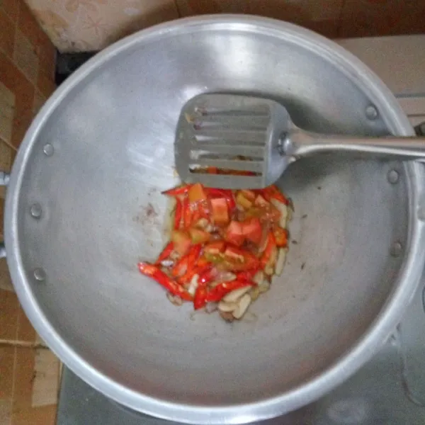 Tumis semua bumbu hingga harum. Kemudian masukkan tomat aduk rata. Setelah itu beri air secukupnya. Masukkan juga saos tiram, gula , kaldu bubuk dan garam. Aduk rata