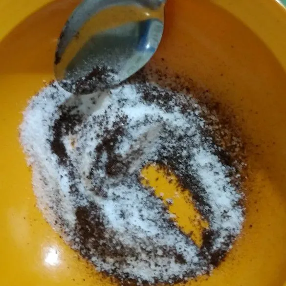 Campurkan kopi dan gula halus hingga cukup merata.