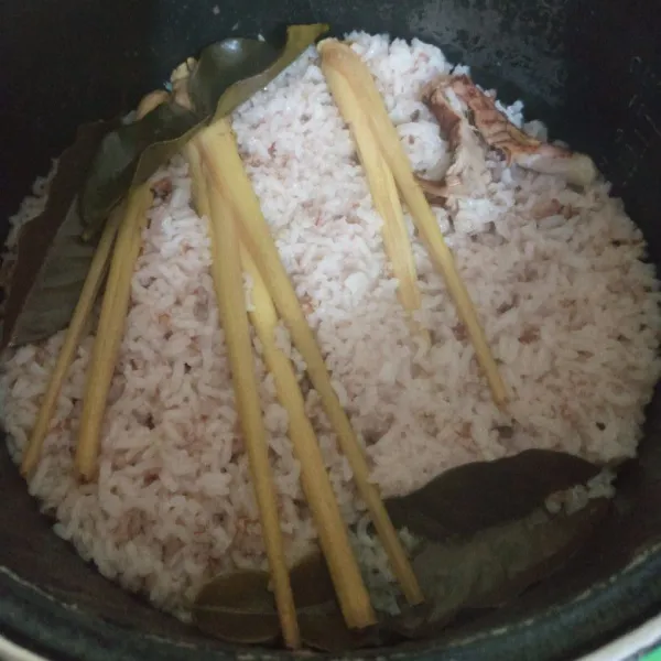 Nasi harum wangi siap untuk disajikan bersama lauk pendamping.