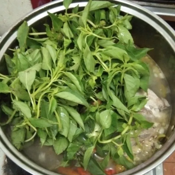 setelah tercampur rata masukan daun kemangi hingga layu