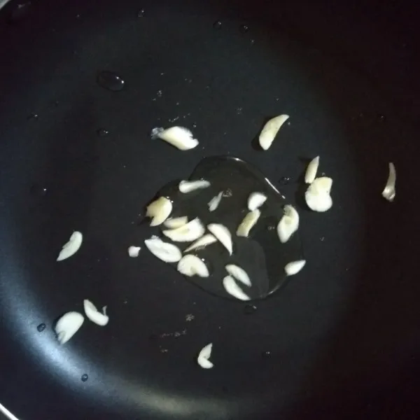 Tumis bawang putih hingga harum