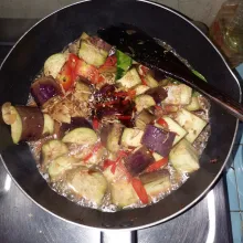 Masukkan terong, kecap manis, saos tiram, gula, garam dan penyedap. masukkan sedikit air, masak sampai matang. Angkat sajikan