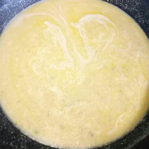 masak lapisan kedua. masak air dan agar agar bening kemudian masukan labu kuning yang telah di haluskan, kemudian masukan susu,santan dan telur, biarkan mendidih kemudian di timpa dengan lapisan pertama yang telah beku.