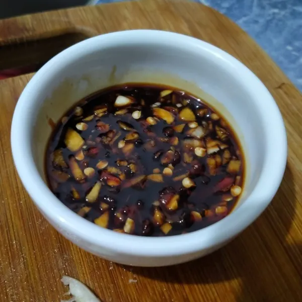 Beri garam dan  kecap manis. Aduk rata