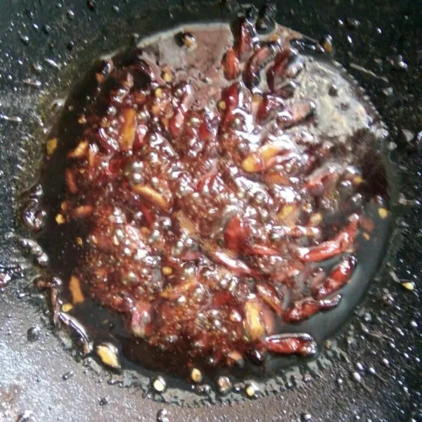 Tumis bumbu dengan api kecil, lalu tambahkan air garam gula kaldu dan air asam jawa. tunggu sampai air menyusut dan mengental, matikan api.