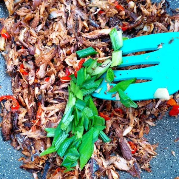 Terakhir masukkan daun bawang, aduk rata dan test rasanya
