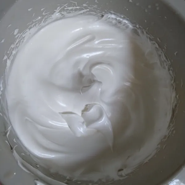 Mixer terus sekitar 15 menit atau lebih, hingga adonan menjadi foamy dan jadilah whipped cream homemade.
