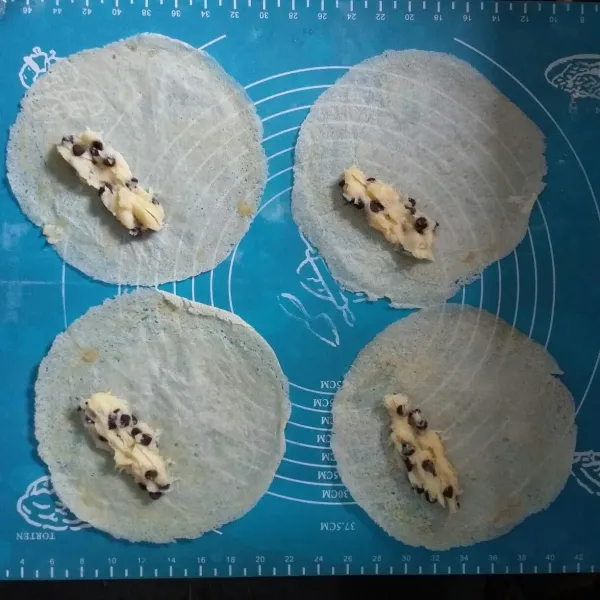 Siapkan kulit lumpia, isi dengan tape secukupnya saja.
