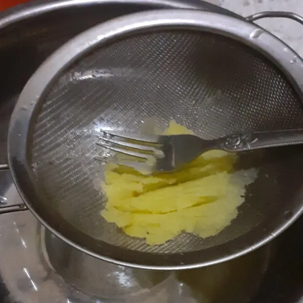 Hancurkan kentang kedalam saringan supaya kentang yg diperoleh lembut seperti mash potatoes