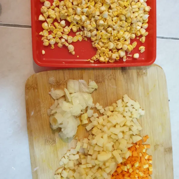 Potong dadu kentang, wortel, dan bawang bombay. Serta pipil jagung.