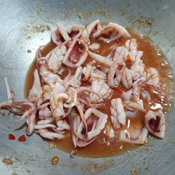 Masukkan kecap ikan, saus tomat, saus sambal, dan saus sambal bangkok, gula, lada, garam, dan penyedap. Aduk rata