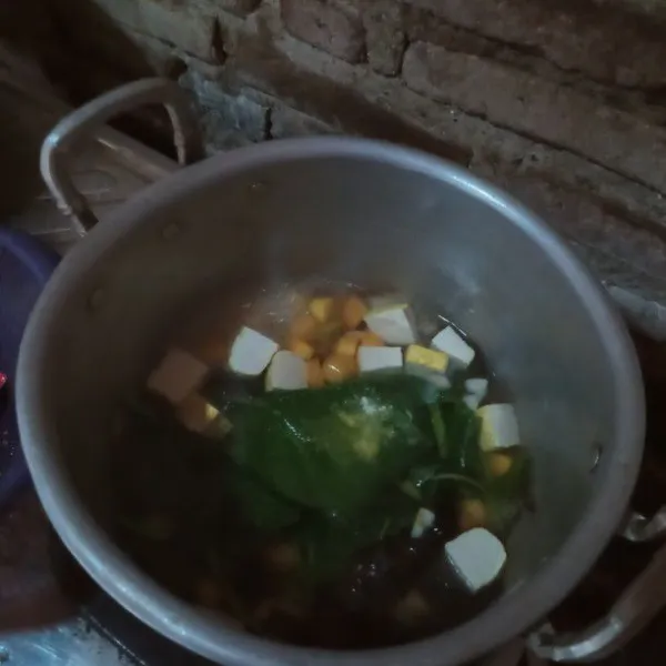 Setelah matang, masukkan sayur bayam.