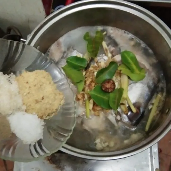 Masukan daun jeruk, buah pala, lada, gula, garam, kaldu bubuk, kecap asin lalu aduk hingga tercampur rata
