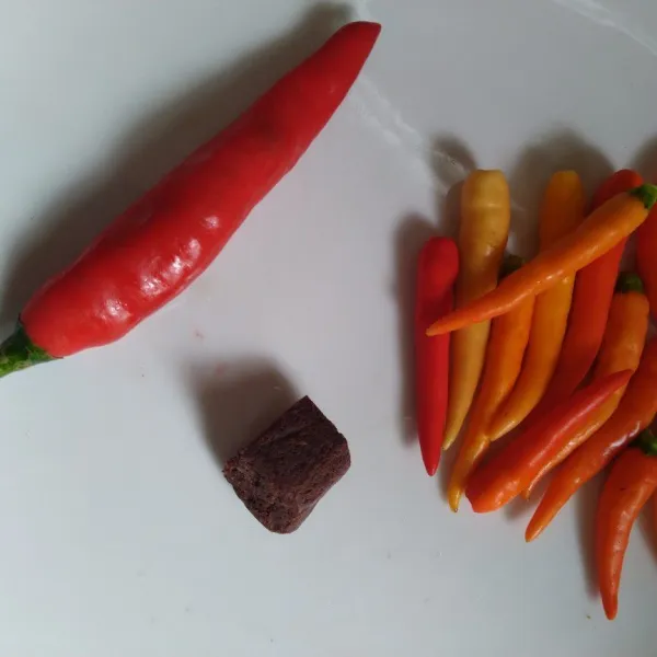 Ulek semua bumbu sampai halus lalu tumis hingga harum.