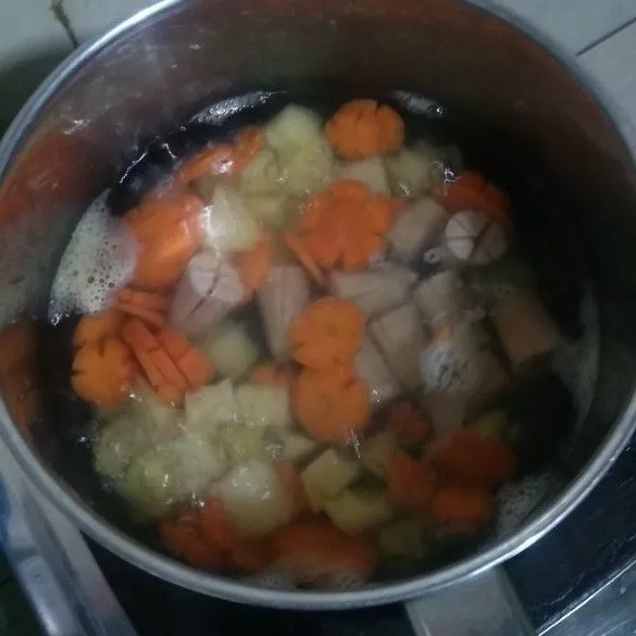 Setelah kentang dan wortel cukup lunak, masukkan sosis