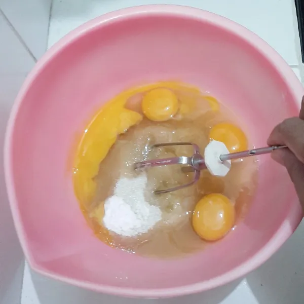 Kocok telur bersama gula pasir, soda kue dan madu hingga benar-benar rata