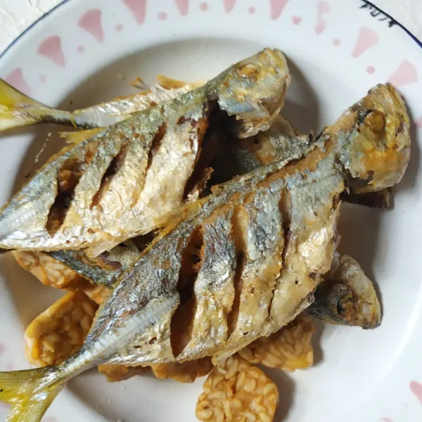 Goreng ikan, sisihkan