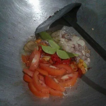 Masukkan cabe, tomat, daun jeruk dan jahe masak sampai tomat layu dan wangi