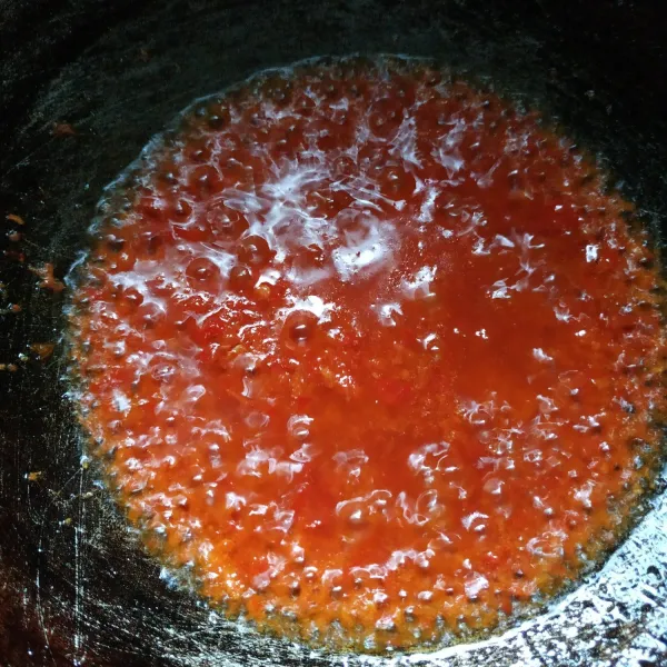 Ulek cabe,bawang dan tomat, kemudian tumis hingga matang. Tuang cabe di atas ikan dan tempe, sajikan