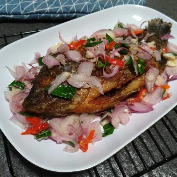 Taruh ikan di atas piring saji. Tuang sambal diatasnya. Siap disajikan