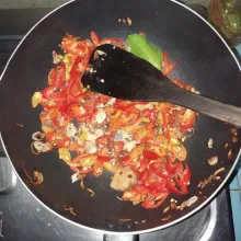 Tumis bawang merah, bawang putih, cabe dan daun jeruk sampai layu dan harum