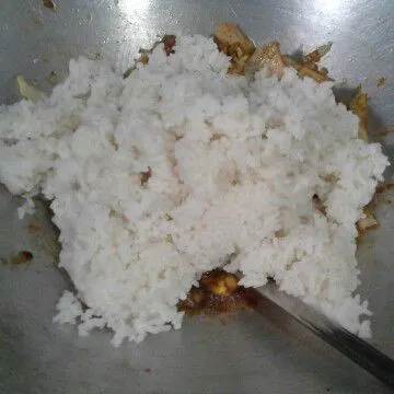 Terakhir masuk kan nasi, aduk rata masak sampai nasi tanak dan kering koreksi rasa, angkat dan sajikan