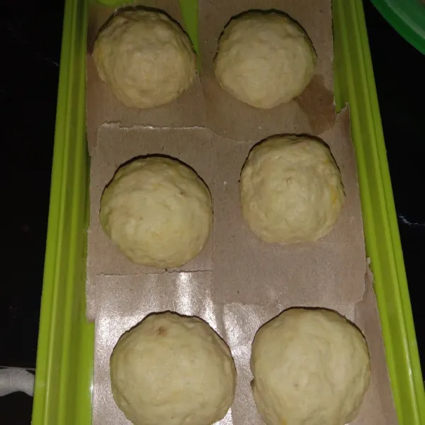 Setelah mengembang bagi adonan masing-masing 30 gr (sesuai selera) kemudian bulatkan dan letakkan di atas potongan kertas roti atau kertas bungkus, diamkan lagi hingga mengembang 2 kali lipat (jika adonan dirasa lengket, bisa taburi telapak tangan dengan tepung terigu tipis-tipis)