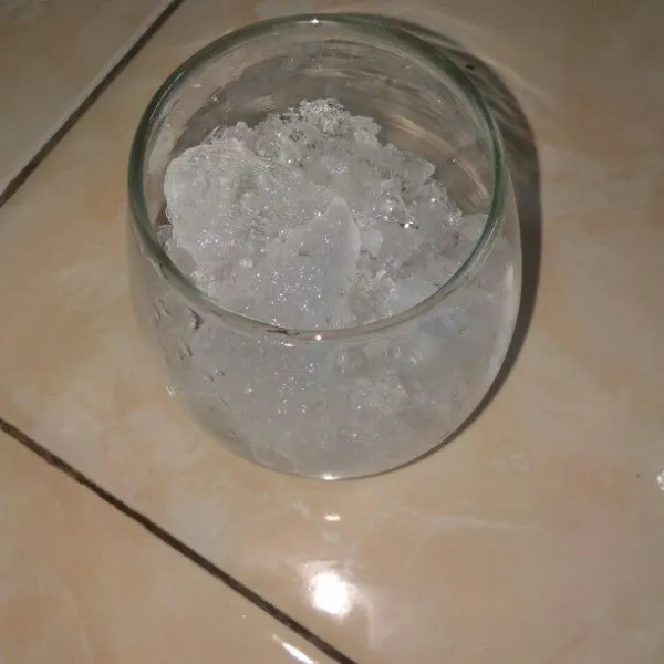 Dalam gelas tata es batu secukupnya