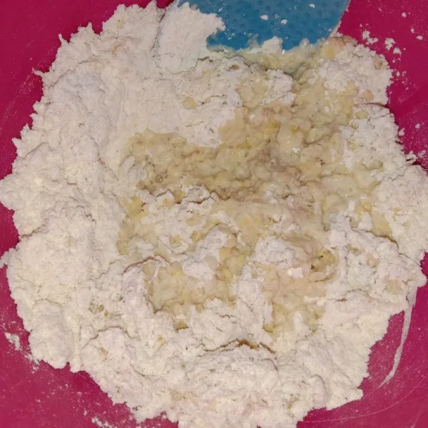 Tambahkan air ke dalam adonan, aduk hingga rata menggunakan centong