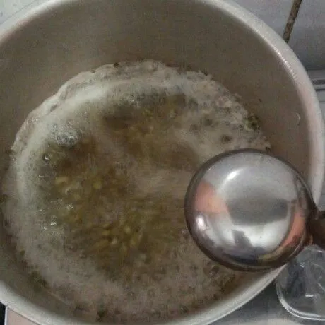 Setelah itu, tiriskan kacang hijau dan rebus gula jawa dengan air 500 ml dan masukkan kacang hijaunya, dan tambahkan jahe.