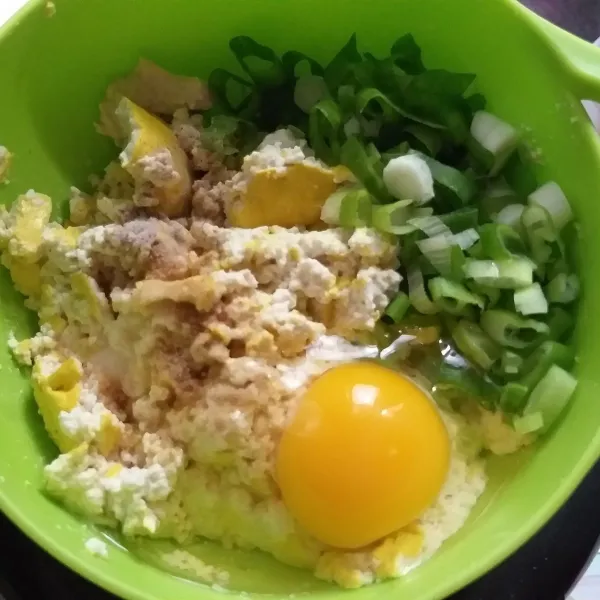campurkan tahu, telur, dan semua bumbu, aduk hingga merata. kemudian ambil sedikit dan bulatkan sesuai selera