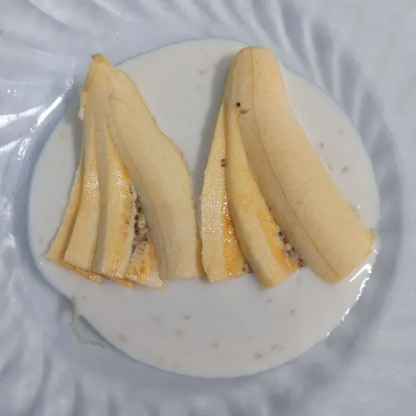 Masukkan pisang kedalam adonan. Balur rata