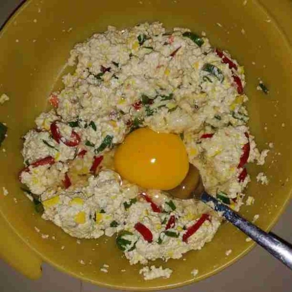 Tambahkan gula, garam, merica bubuk dan kaldu bubuk. Aduk hingga tercampur rata. Koreksi rasa. Jika sudah pas masukan telur. Kocok hingga semua bahan tercampur rata