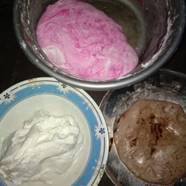 Campurkan tepung beras dan tepung kanji menjadi satu adonan, beri air secukupnya hingga mudah di bentuk. beri pewarna agar terlihat menarik.