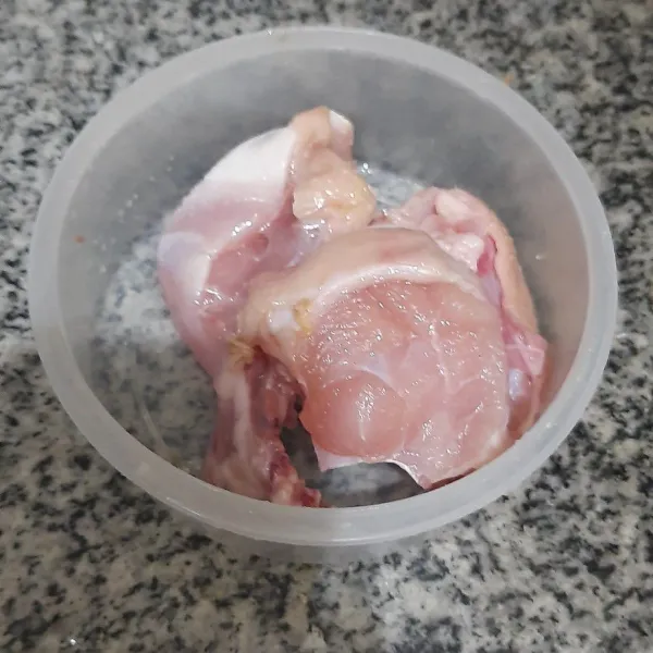 Lumuri ayam dengan minyak wijen dan garam. Biarkan selama 15 menit