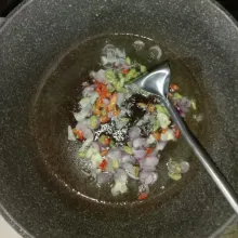 Tumis bumbu yang sudah diiris sampai mengeluarkan harum