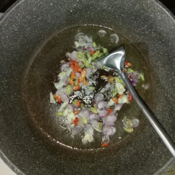 Tumis bumbu yang sudah diiris sampai mengeluarkan harum