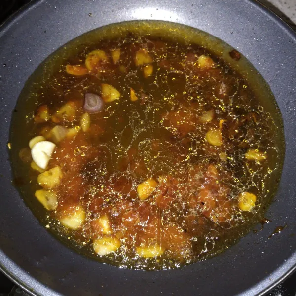 Masukkan air matang ke dalam teflon. Aduk rata