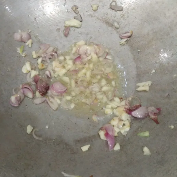 Tumis bawang merah dan bawang putih sampai harum