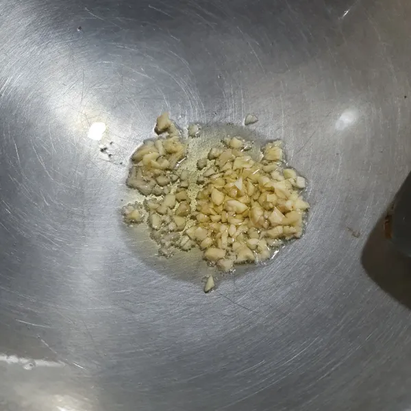 Panaskan minyak, tumis bawang putih sampai harum